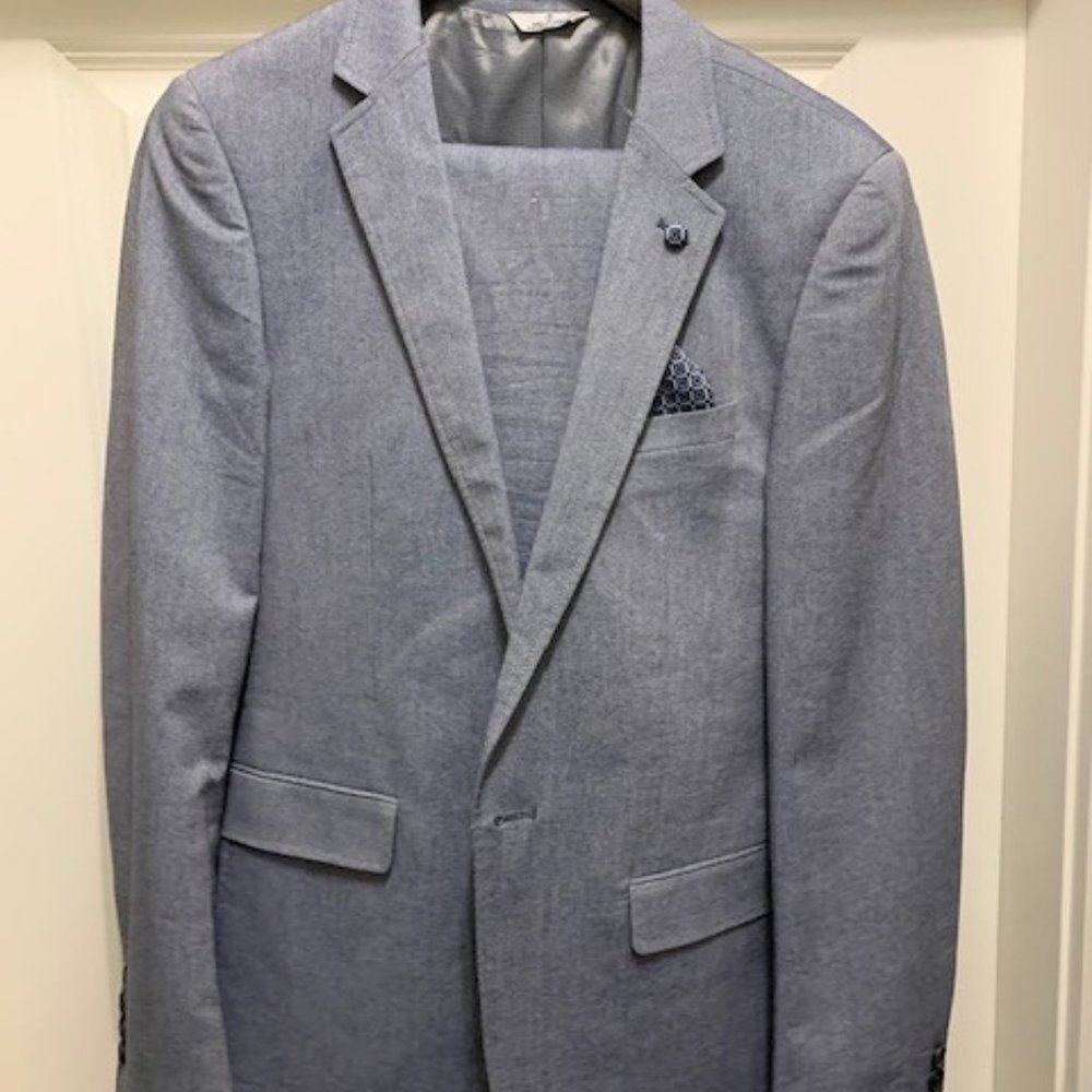 Stylish Men's Le Chateau Suit - Size 36